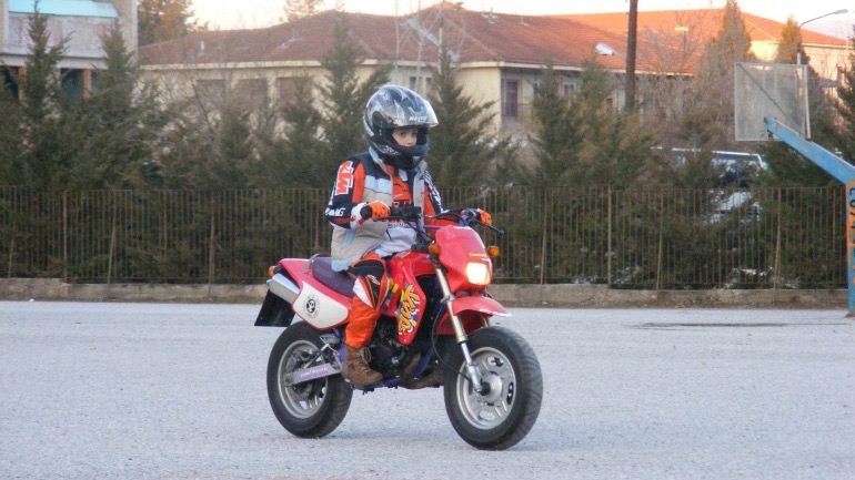 Ο Μίλτος Τεντόγλου με την πρώτη μοτοσυκλέτα του και βόλτα με Ferrari